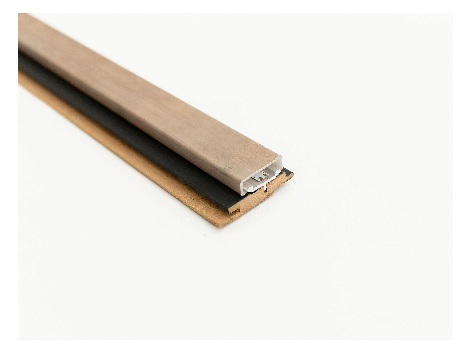 Maestro Latt onderprofiel 2x5,4x277 cm zwart + LED profiel PVC rustic wood